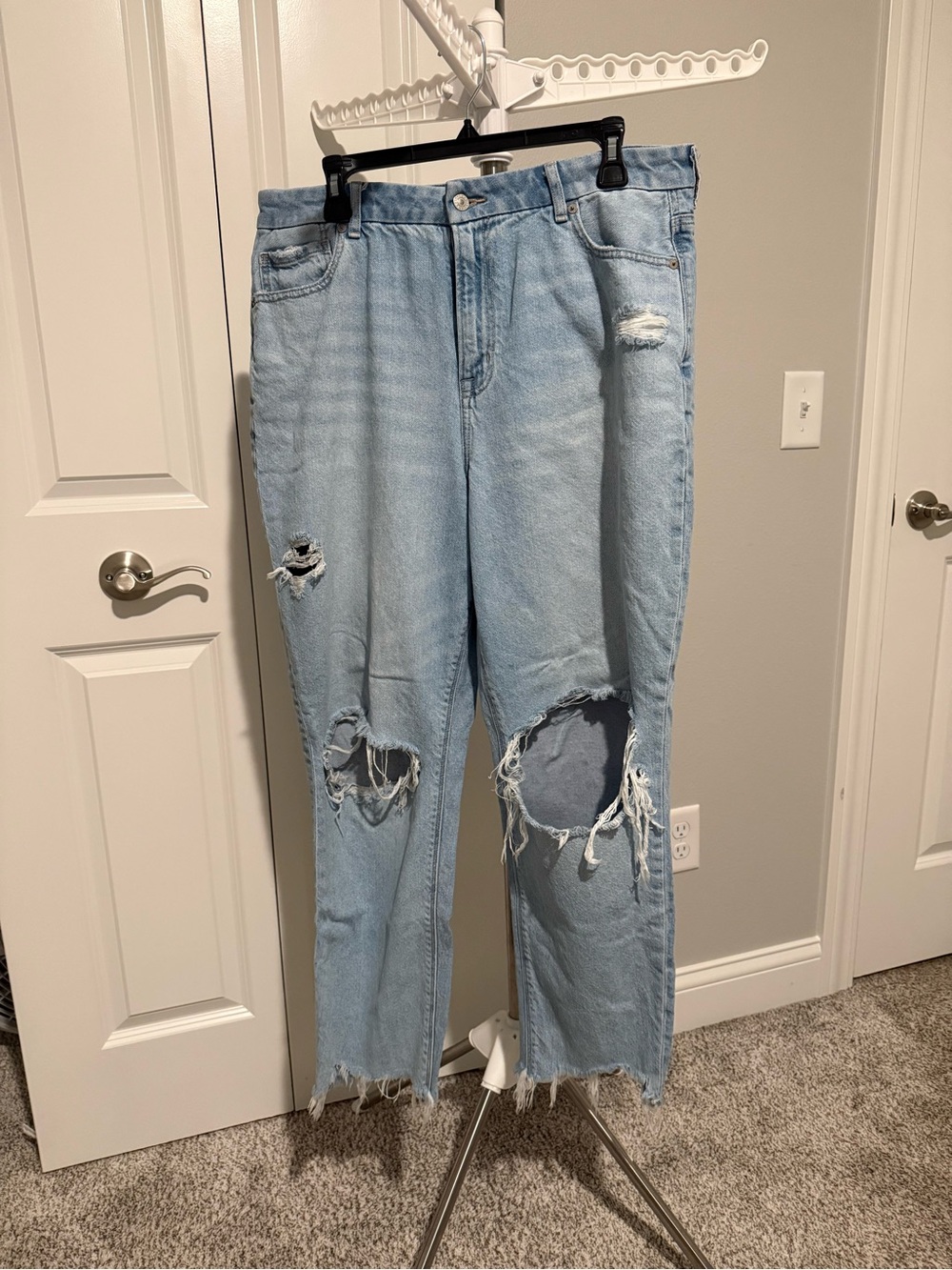 American Eagle Outfitters Light Wash Distressed Strigid Jeans
